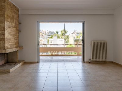 Ανέσεις διαμερίσματος με μεγάλο μπαλκόνι και θέα στην πόλη, ιδανικό για αγορά ή ενοικίαση στην περιο.