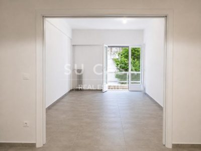 Φωτεινό και μοντέρνο σαλόνι με μπαλκόνι κοντά στο μετρό Αμπελόκηποι.