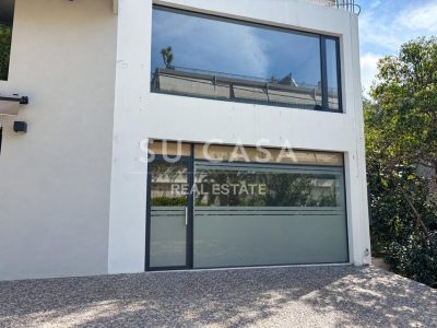 Μοντέρνα κατοικία με μεγάλο γυάλινο παράθυρο και μπαλκόνι στην Αγ. Παρασκευή.