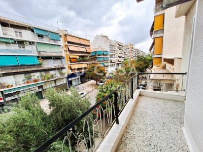 Μπαλκόνι με θέα σε πολυκατοικίες στην Κάτω Πατήσια.