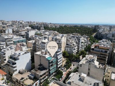 Πολυκατοικίες και πράσινο σε αστικό τοπίο στην Αθήνα.