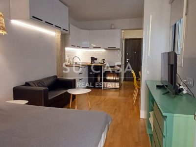 Σύγχρονο διαμέρισμα με καθιστικό και κουζίνα σε αστικό περιβάλλον.