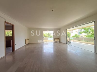 Οικία με μπαλκόνι και θέα στην πόλη.