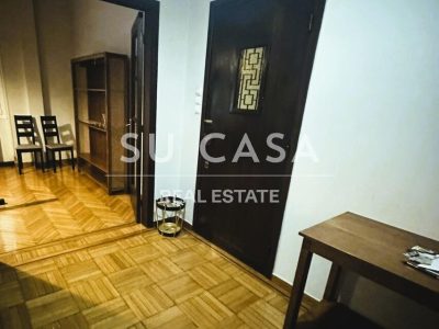 Άνετο εσωτερικό διαμέρισμα με ξύλινο πάτωμα και μοντέρνα διακόσμηση.